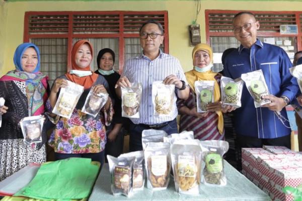 Zulkifli Hasan mengaku siap menjadi marketing untuk produk produk UKM lokal agar bisa bersaing di pasar domestik dan bahkan internasional