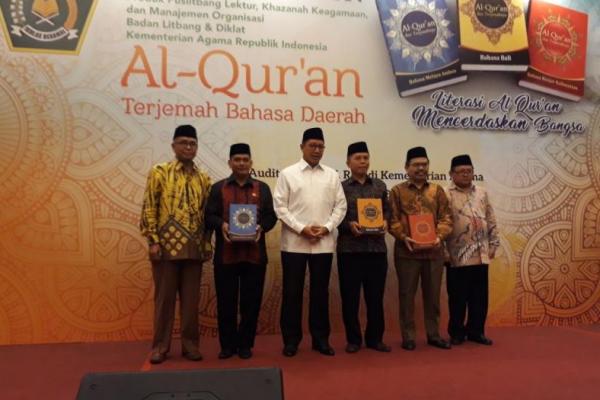 Penerjemahan tersebut dimaksudkan untuk mengakrabkan masyarakat Muslim yang tidak akrab dengan Bahasa Indonesia.