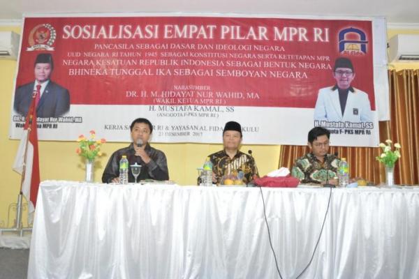  Wakil Ketua MPR RI Hidayat Nur Wahid (HNW) menyatakan keprihatinannya atas keputusan MK terkait lesbian, gay, biseksual, dan transgender (LGBT).
