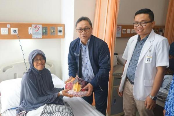 Ketua MPR RI Zulkifli Hasan menandai puncak Peringatan Hari Ibu ke-89 Tahun 2017 dengan mengunjungi pasien kanker serviks di RSCM Jakarta.
