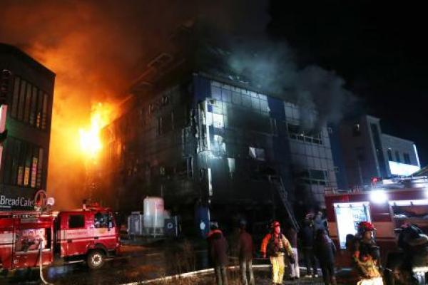 Badan Pemadam Kebakaran Nasional Korea Selatan memperkirakan kebakaran tersebut dimulai sekitar pukul 03.53 sore