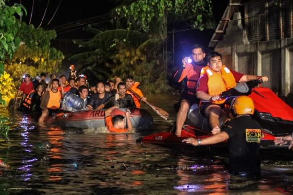 Badai mengakibatkan banjir bandang dan tanah longsor di beberapa bagian Pulau Mindanao.