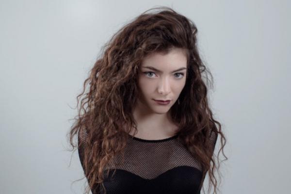 Lorde menegaskan bahwa hubungannya dengan produser handal tersebut hanya sebatas rekan kerja.