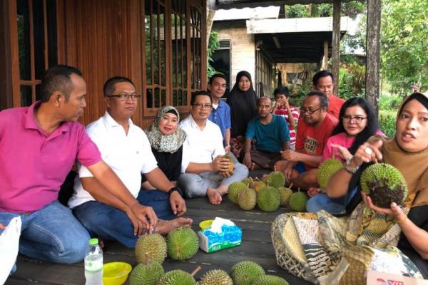 Wakil Ketua MPR RI Mahyudin menghabiskannya di Kecamatan Karang Intan, Kabupaten Banjar, Kalimantan Selatan bersama rekan-rekannya alumni SMAN 2 Tanjung.