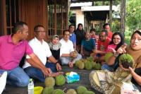 Isi Libur Panjang Mahyudin Berburu Durian Jatuh Di Desa Bi`ih