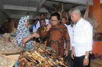 Begini Keseruan Oesman Sapta saat Beli Ikan Asap