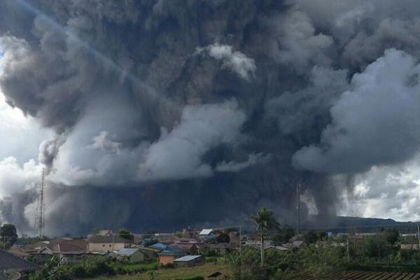 Letusan Gunung Sinabung Senin pagi disertai dengan tinggi kolom abu vulkanik 5.000 meter dengan tekanan kuat dan warna kelabu kegelapan.