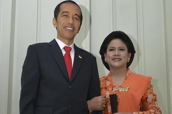 Presiden Jokowi didampingi Ibu Negara Iriana Joko Widodo mengenakan setelan jas bergegas memasuki gedung nusantara.