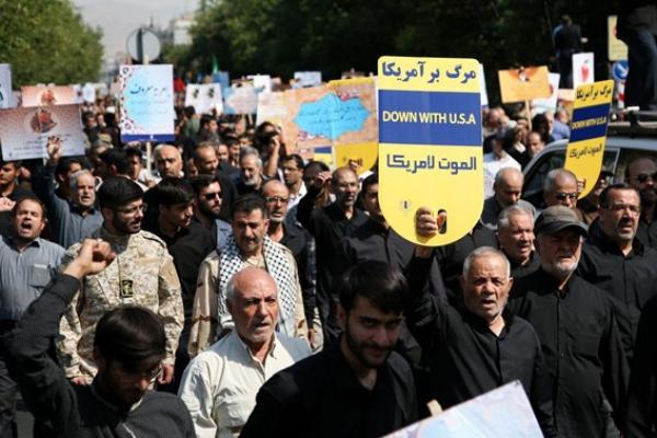 Para pemrotes di berbagai kota Iran juga membawa slogan-slogan yang mengecam campur tangan Iran di negara lain
