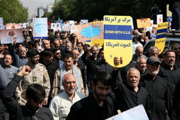 Aksi unjuk rasa yang meneriakkan slogan anti-pemerintah meletus di beberapa kota di Iran