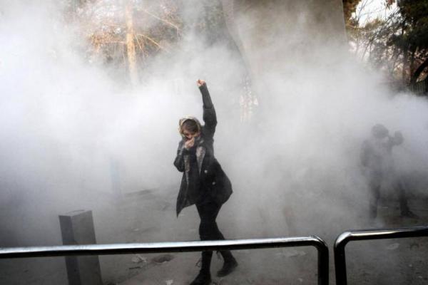 Para demonstran melancarkan aksi protes di jalanan Kota Teheran dan Masyhad.