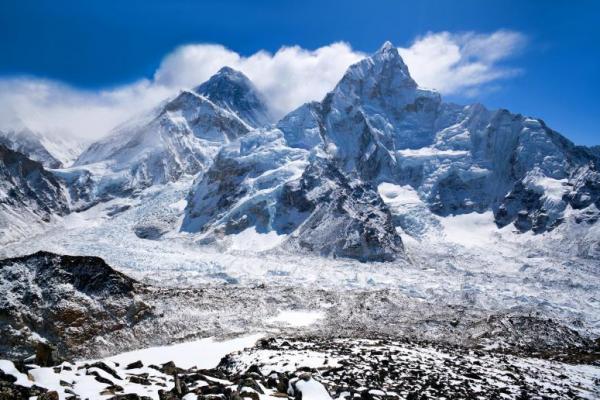 Pendaki gunung asal Nepal memecahkan rekor pendakian gunung, pasca mendaki 14 puncak tertinggi di dunia, dan menyelesaikan pendakian itu dalam waktu 189 hari.