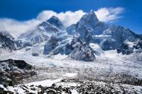 Nepal Larang Bawa Plastik Sekali Pakai ke Gunung Everest