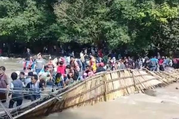 Peristiwa jembatan gantung putus terjadi sekitar pukul 15.15 WIB, berlokasi di objek wisata penangkaran rusa yang dikelola oleh Perhutani di Desa Sirnarasa, Kecamatan Tanjungsari.