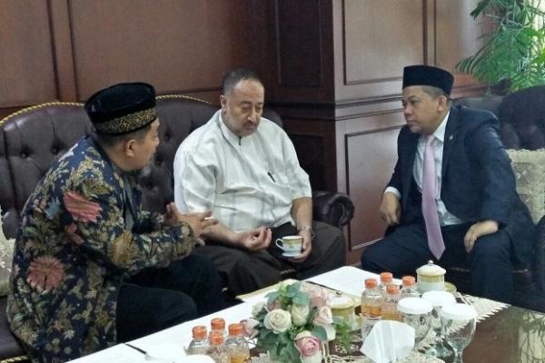 Pimpinan DPR dan Ketua BKSAP Nurhayati Assegaf menerima utusan Ismail Haniya Pimpinan Hamas Palestina, Syeh Juhairi, di Gedung DPR, Jakarta, Selasa (9/1).