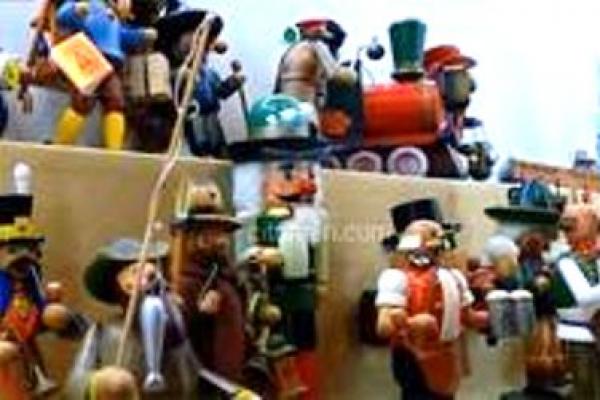 Museum ini menampilkan hampir 800 koleksi mainan, yang sebagian besarnya diproduksi tahun 1900-1920an.