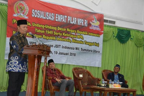 Sosialisasi Empat Pilar MPR, lanjut Hidayat, merupakan bagian penting yang bisa mengoreksi beragam pengaruh negatif, seperti LGBT, radikalisme, terorisme, atheis, komunis, separatis, yang semuanya bertentangan dengan Pancasila.