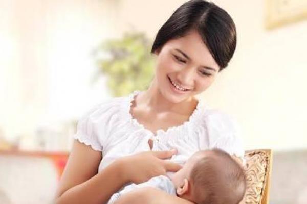 Hormon oksitosin memberikan perasaan bahagia saat menyusui bayi dan ASI bertambah lancar.
