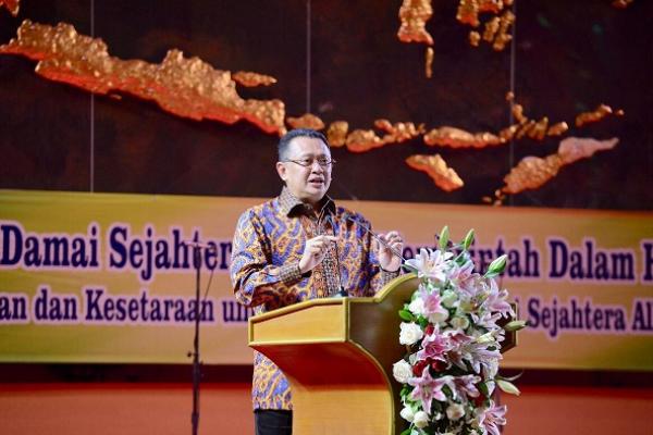 Ketua DPR Bambang Soesatyo (Bamsoet) menyampaikan pidato penutupan Masa Persidangan III Tahun Sidang 2017-2018, dalam sidang Paripurna DPR.