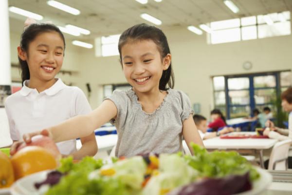  Ajari anak Anda jenis makanan apa yang sehat. Sebab, kebiasaan ini memberi mereka kepercayaan diri membuat pilihan yang baik.
