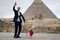 Dua Manusia Ini Kejutkan Pengunjung Wisata Mesir