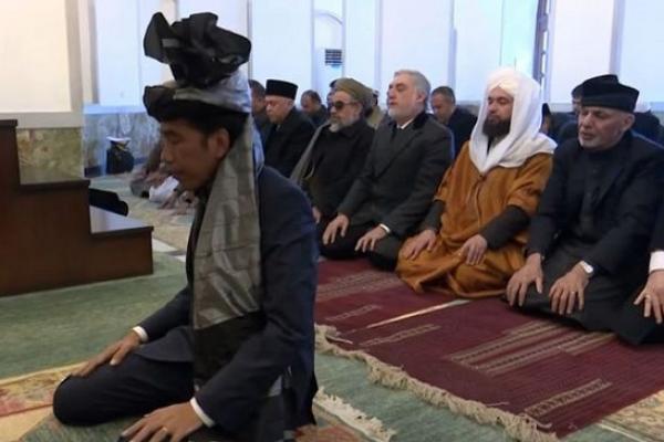 Presiden Joklowi menjadi imam shalat Dzuhur berjamaah bersama Presiden Afghanistan Ashraf Ghani, di Masjid kompleks Istana Kepresidenan, Kabul, Senin (29/1).