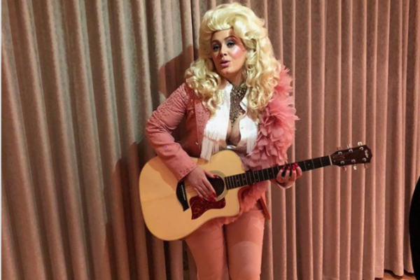Penyanyi Inggris berusia 29 tahun itu membuat  31,2 juta pengikutnya di Instagram kaget setelah mengunggah foto dirinya dengan wig pirang dan baju merah muda.