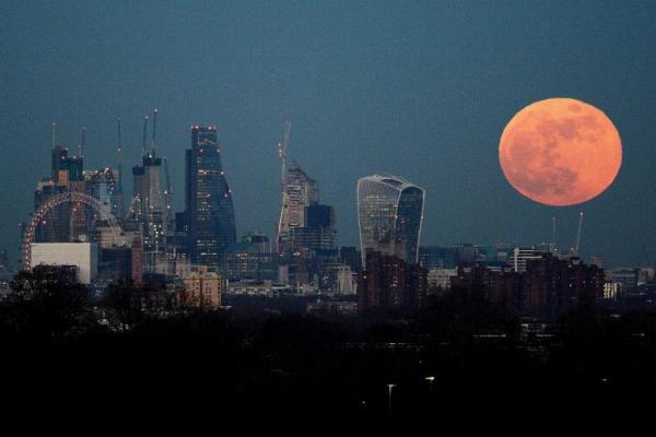 Selama gerhana, bulan akan berwarna merah yang disebabkan oleh pembiasan cahaya matahari oleh atmosfer Bumi.
