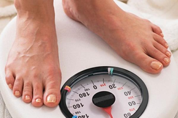 Penelitian terbaru menunjukkan, berdiri selama beberapa saat ketika bekerja dapat mencegah kenaikan berat badan.