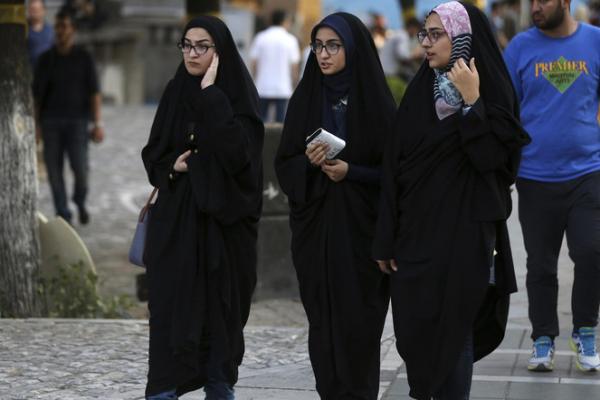Iran menahan 29 wanita tanpa mengenakan jilbab saat melakukan unjuk rasa menentang cara berpakaian yang berlaku di Iran sejak Revolusi Islam 1999.