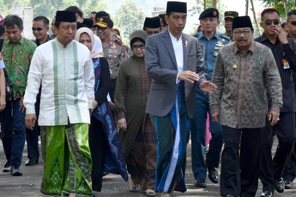 Presiden Jokowi didampingi Ibu Negara Iriana Jokowi bertolak menuju Provinsi Jawa Timur untuk menghadiri Dzikir dan Doa untuk Bangsa dalam Rangka Peringatan Haul Majemuk Masyayikh di Pondok Pesantren Salafiyah Safi`iyah Sukorejo.