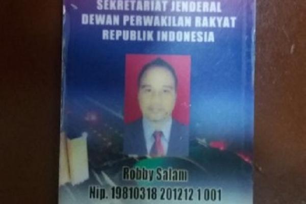 Seorang pegawai Sekretariat Jenderal (Sekjen) DPR bernama Robby Salam terciduk Polda Metro Jaya terkait kasus narkoba. Robby diduga sebagai pengedar narkoba.