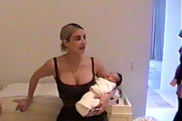 Dalam video yang dirilis Mirror, Kim tampak menyerahkan Chicago West ke  Kylie Jenner yang sedang hamil. Ia tampak mahir memegang keponakannya yang manis itu.