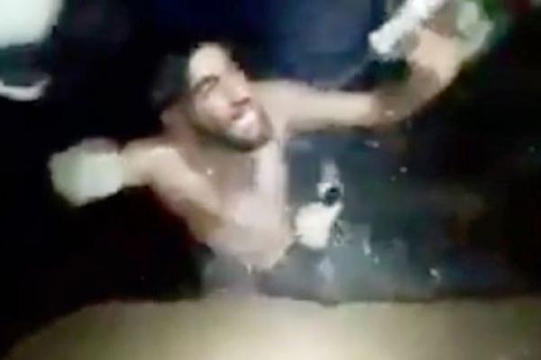 Dalam video tersebut, tampak seorang pria disemprot dengan air oleh petugas medis.