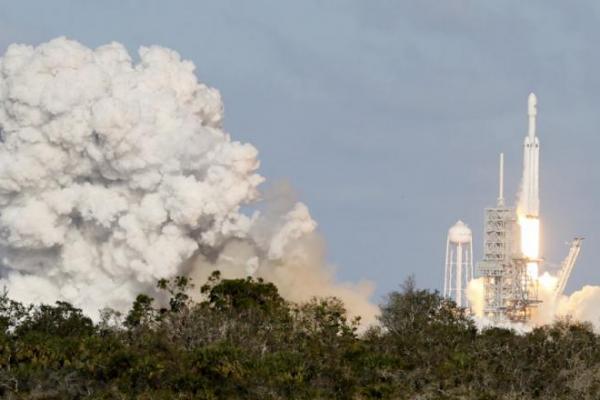 Roket Falcon 9 diluncurkan dari Pangkalan Angkatan Udara Vandenberg di California pada pukul 12:47 siang.