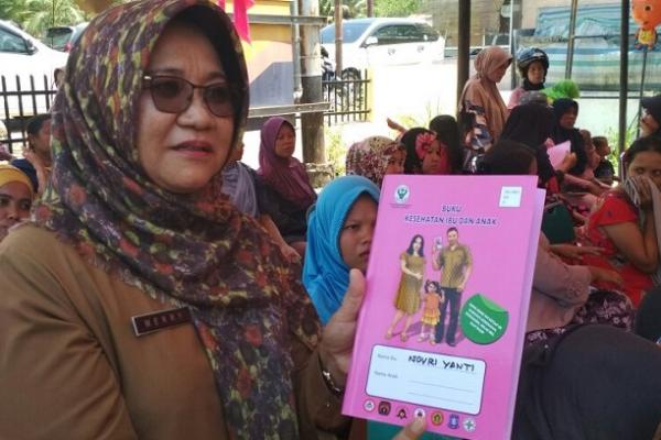Ibu-ibu hamil antusias mengikuti pemeriksaan kesehatan dalam rangkaian kegiatan Bakti Sosial Hari Pers Nasional (HPN) di Puskesmas Bungus,  Kota Padang.