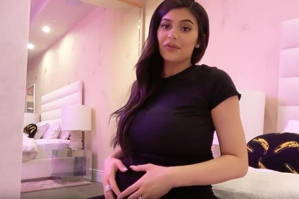 Baru genap dua minggu semenjak Kylie Jenner melahirkan bayi pertamanya, Stormi Webster, ternyata model 20 tahun itu `ketagihan`