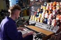 Pria Inggris  Ubah Mainan Furby Jadi Alat Musik