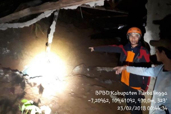 Tanah longsor terjadi di hutan produksi milik Perhutani BKPH Salem Petak 26 RPH Babakan pada Kamis (22/2) pukul 08.00 WIB.