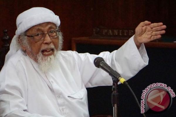 Bashir yang berusia 82 tahun dipenjara pada 2011 karena keterlibatannya dalam kamp pelatihan militan di Provinsi Aceh, Indonesia.