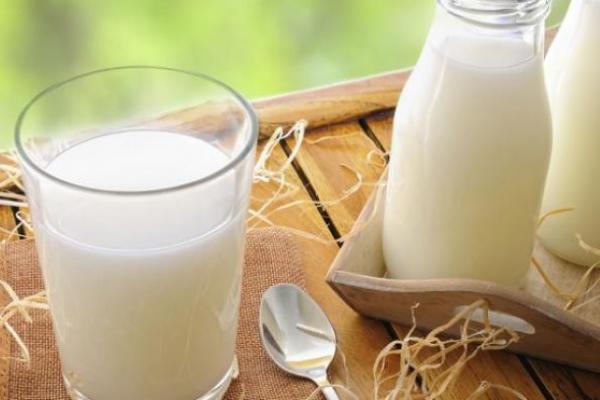 Mengonsumsi segelas susu saat sahur dapat membantu memberikan rasa kenyang lebih lama berkat kandungan protein.