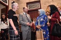 Fery Farhati Pakai Batik Betawi ke Pameran Fesyen Kedubes Australia