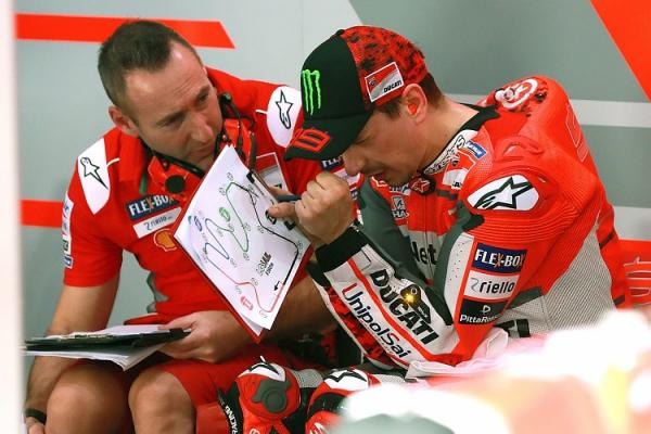 Pebalap Ducati, Jorge Lorenzo mengatakan luka-lukanya terasa lebih buruk dari yang diduga saat latihan pada Jumat menjelang balapan MotoGP terakhirnya dengan Ducati di Valencia.