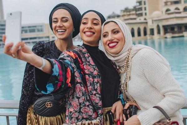 Idrissi akan mengikuti tahap SXSW bersama dengan Melanie Elturk,  pendiri merek fashion Haute Hijab pada 9 Maret akan menyampaikan pidato keragaman.