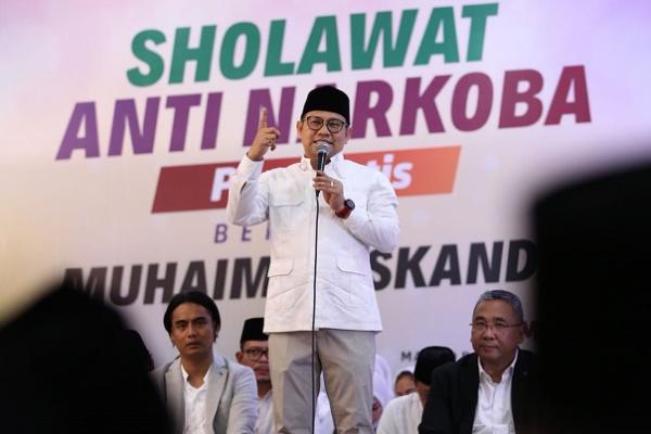 Model pakaian Ketua Umum Partai Kebangkitan Bangsa (PKB) Muhaimin Iskandar (Cak Imin) menjadi perbincangan di media sosial (Medsos). Bagaimana tidak, model pakaian Cak Imin mirip dengan Prabowo Subianto.