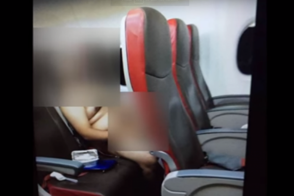 Saat setelah pesawat meninggalkan bandar Malaysia, penumpang yang berusia 20 tahun itu melepas pakaiannya sambil menonton video porno di laptopnya