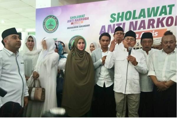 Model pakaian Ketua Umum Partai Kebangkitan Bangsa (PKB) Muhaimin Iskandar (Cak Imin) mirip dengan Ketua Umum Partai Gerindra Prabowo Subianto saat menghadiri Sholawat Anti Narkoba bersama sejumlah artis.