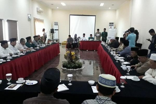 Kyai Nahdlatul Ulama (NU) menyerahkan mandat politik kepada Ketua Umum PKB Muhaimin Iskandar (Cak Imin) dengan maju sebagai Cawapres pada Pilpres 2019.