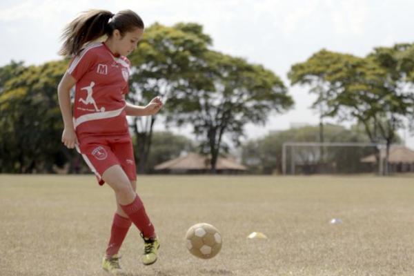 Negeri Samba belum ramah terhadap pesepakbola perempuan. Perempuan di Brasil masih kesulitan mengembangkan hobinya bermain bola
