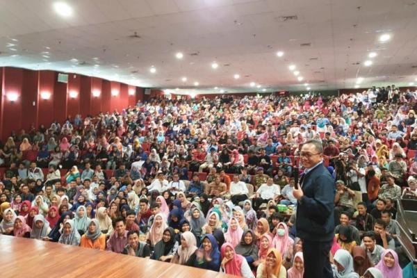 Di hadapan ribuan mahasiswa, Zulhasan mengajak mereka bersyukur karena bisa kuliah di 2 kampus terbaik di Sulawesi Selatan